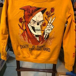 Life is Short Don’t Try to Hard Men's Yellow Graphic Crewneck Sweater Gildan S